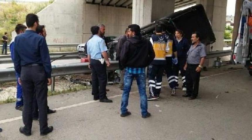 Kamyonet Viyad&uuml;k Ayağına &Ccedil;arptı:1 &Ouml;l&uuml;, 4 Yaralı