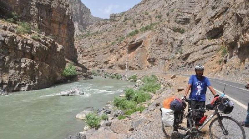 Barış I&ccedil;in İzmir'den Pedal &Ccedil;evirerek Hakkari'ye Ulaştı