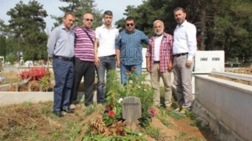 Gazeteciler Mustafa Usta&rsquo;yı Mezarı Başında Andı