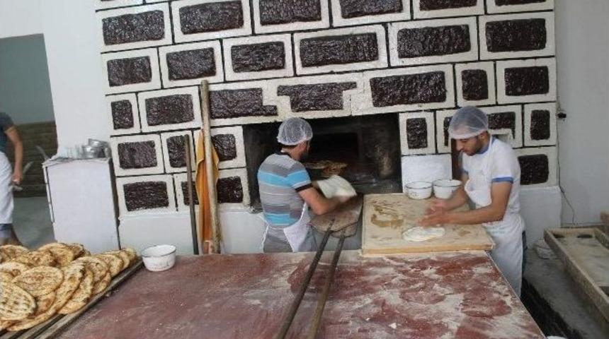 Hem Yaz Sıcağına Hem Ocak Ateşine Direniyorlar