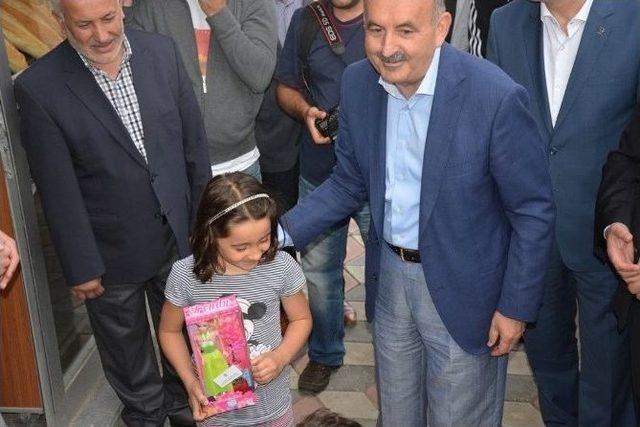 Bakan Müezzinoğlu’nun Küçük Kızla Sohbeti