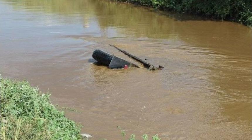 Trakt&ouml;r Sulama Kanalına U&ccedil;tu