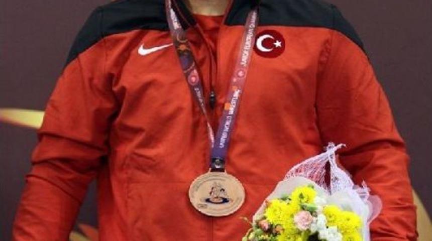 Milli G&uuml;reş&ccedil;i Cengiz Arslan, Avrupa Şampiyonu Oldu