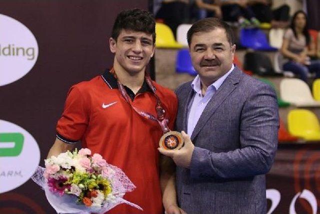 Milli Güreşçi Cengiz Arslan, Avrupa Şampiyonu Oldu