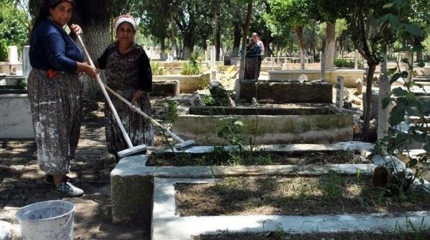 İncirliova&rsquo;da Mezarlıklar Bayrama Hazırlanıyor