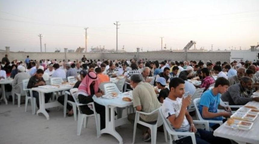 &Ccedil;adır Kente Her G&uuml;n Bin Kişiye İftar Veriliyor