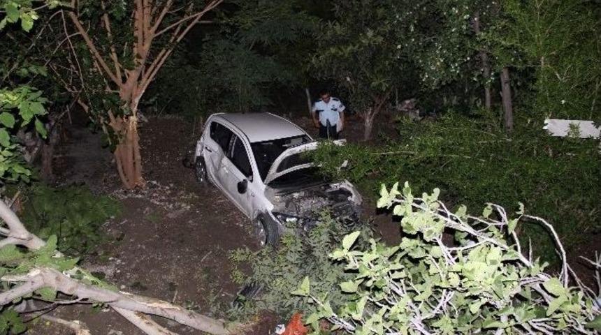 Otomobil Evin Bah&ccedil;esine U&ccedil;tu