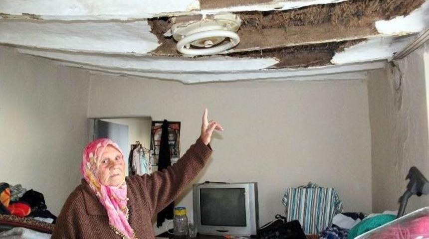 (&ouml;zel Haber) B&ouml;brek Hastası Yaşlı Kadın &Ccedil;atısı &Ccedil;&ouml;ken Evde Hayat M&uuml;cadelesi Veriyor