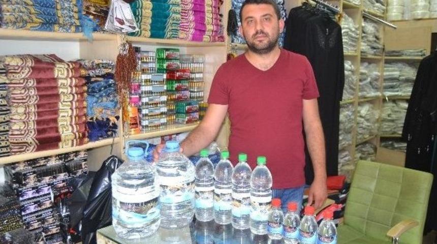 Ramazan Ayı Zemzem Satıcılarının Y&uuml;z&uuml;n&uuml; G&uuml;ld&uuml;rd&uuml;