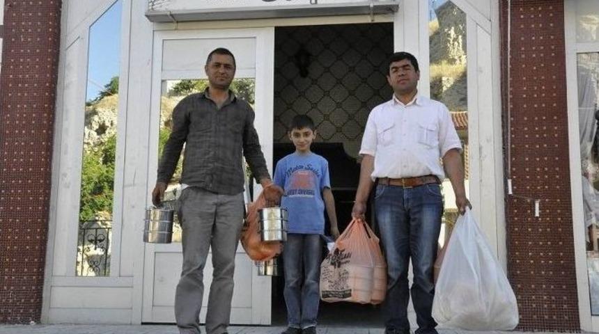 G&uuml;r&uuml;n&rsquo;de Her G&uuml;n 250 Kişiye İftar Veriliyor