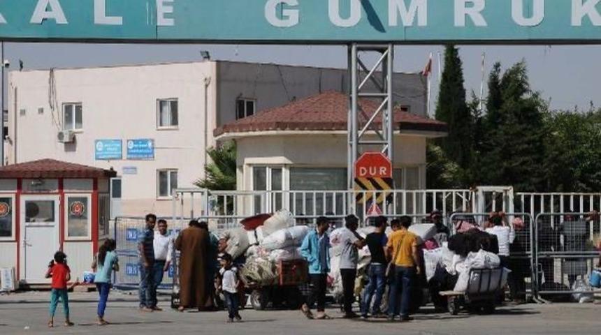 &Uuml;lkelerine D&ouml;nmek Isteyen Suriyeliler Sınırda Bekliyor