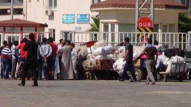 Ülkelerine Dönmek Isteyen Suriyeliler Sınırda Bekliyor