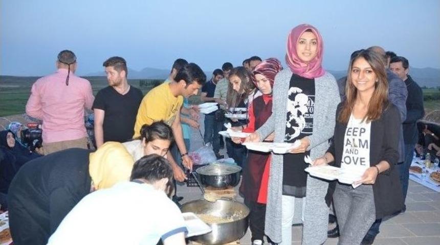 Tarihi &Ccedil;obandede K&ouml;pr&uuml;s&uuml;nde İftar Yemeği