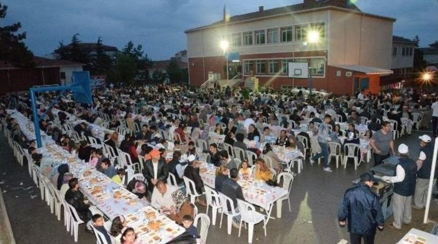 Belediyenin İftarında Beşiktaş Mahalle Sakinleri Bir Araya Geldi