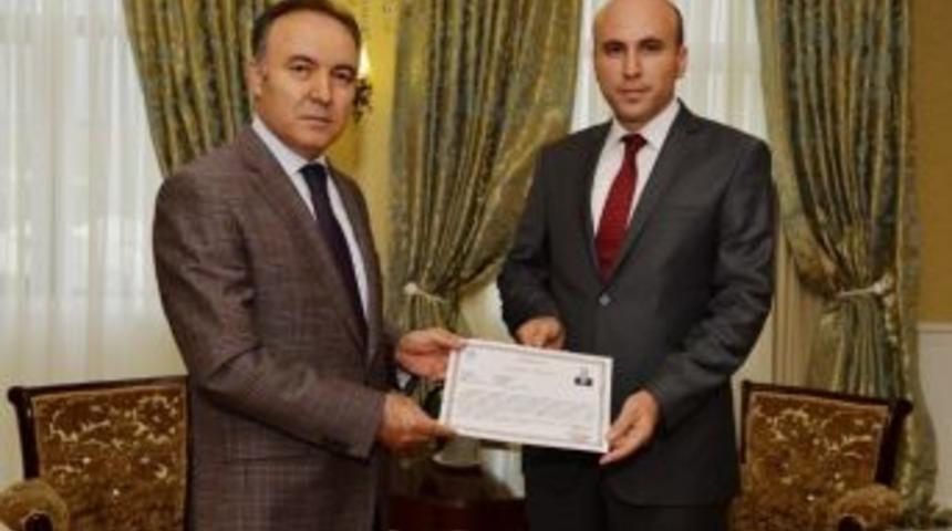 Kaymakam D&uuml;lgeroğlu&rsquo;na Başarı Belgesi