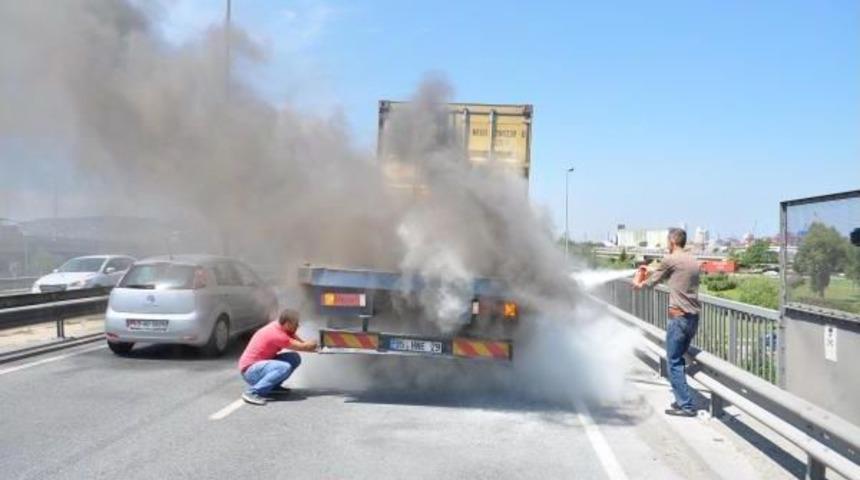 Tır'da Yangın Çıktı, Yalnızca Iki Sürücü Yardım Için Durdu
