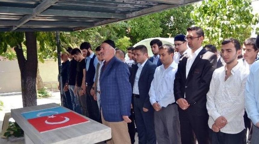 28 Uygur Türkü İçin Gıyabi Cenaze Namazı