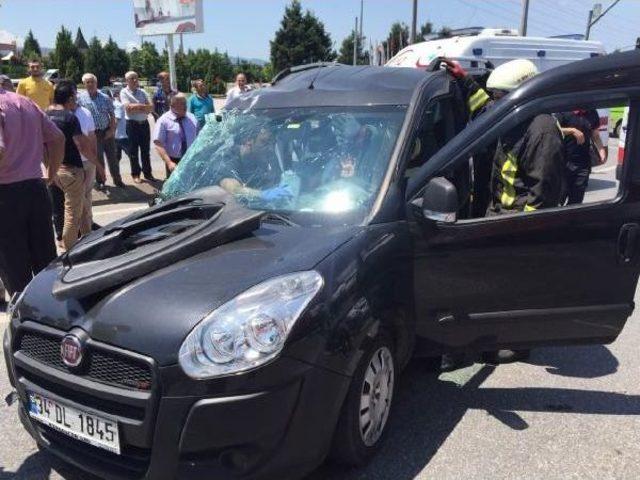 Kocaeli'de Halk Otobüsü Ile Hafif Ticari Araç Çarpıştı: 1 Ölü, 3 Yaralı