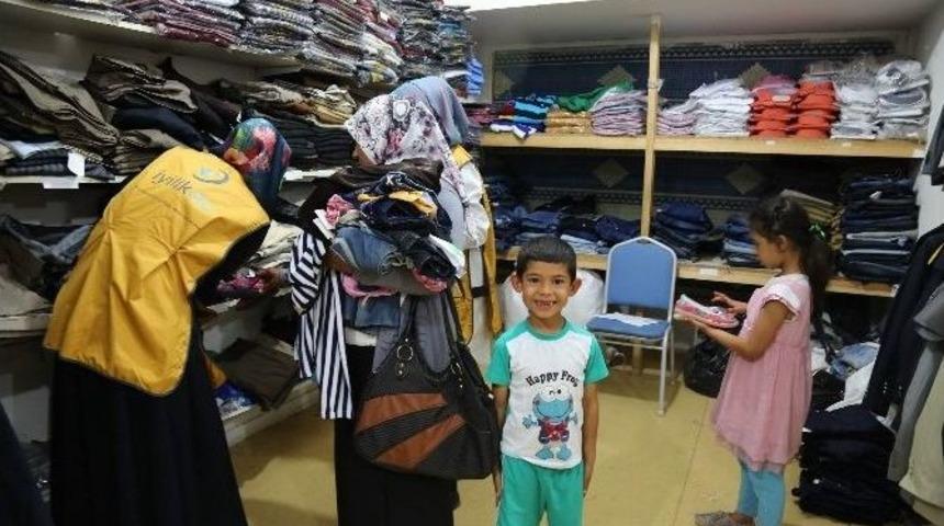 İyilikder Yoksul Ailelere Giyim Yardımı Yaptı