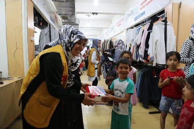 İyilikder Yoksul Ailelere Giyim Yardımı Yaptı