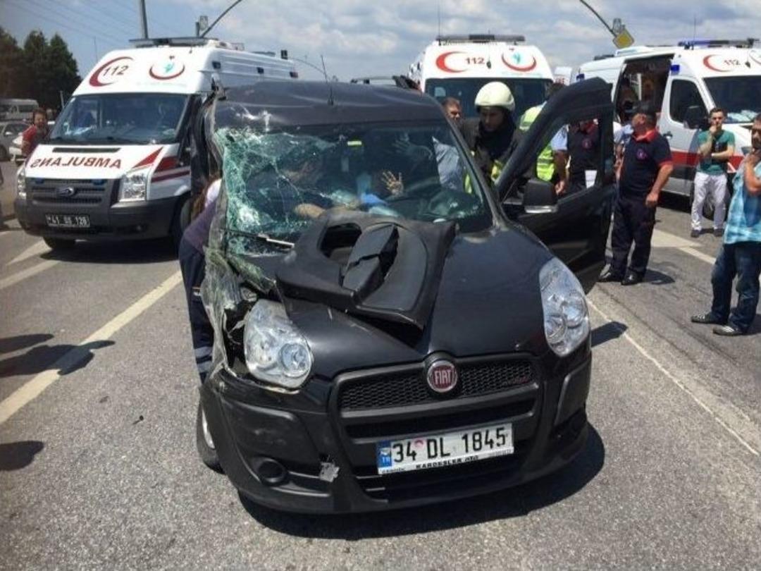 &Ouml;zel Halk Otob&uuml;s&uuml; Otomobil İle &Ccedil;arpıştı: 1 &Ouml;l&uuml;, 3 Yaralı