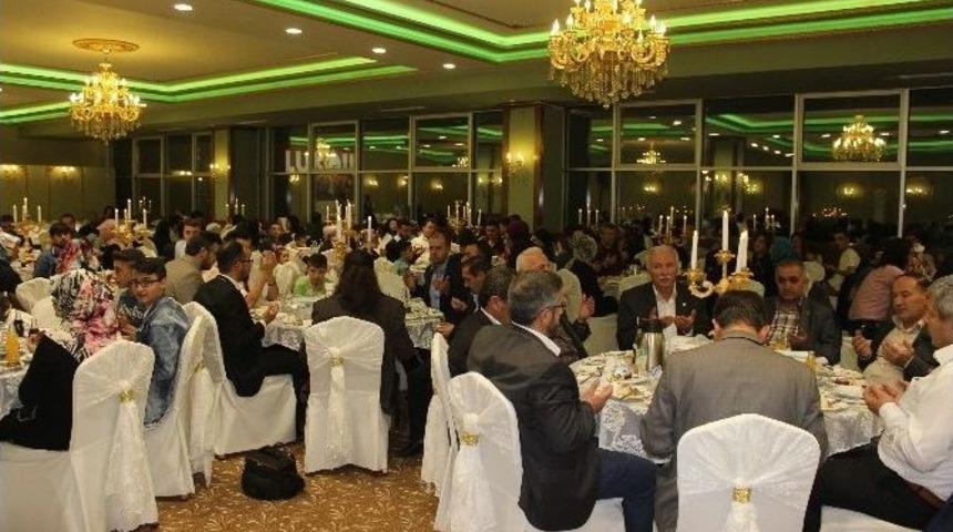 &rsquo;birlik Ve Beraberlik İftarı&rsquo;nda Plaket