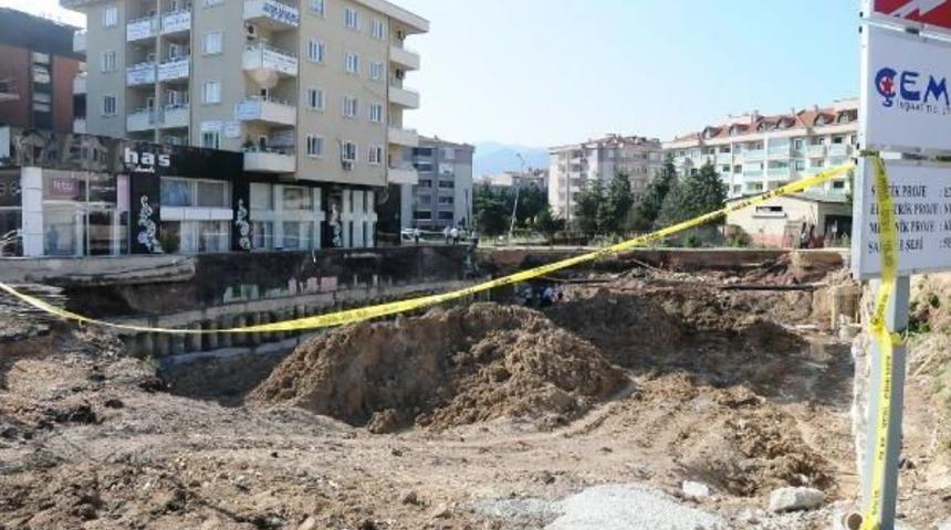 Temel &Ccedil;ukuruna D&uuml;şen Inşaat Bek&ccedil;isi &Ouml;ld&uuml;