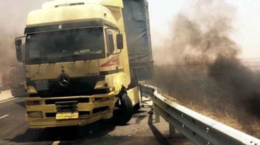 Anız Dumanın Kapladığı Yolda Tır'la Otomobil &Ccedil;arpıştı: 1 &Ouml;l&uuml;, 3 Yaralı