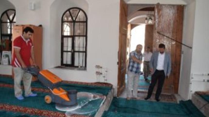 Sındırgı&rsquo;da Camilere Bayram Temizliği