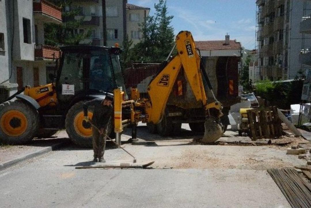 İletişim Ve Doğalgaz Şirketlerinin A&ccedil;tığı &Ccedil;ukurlara Belediye Yama &Ccedil;alışması Yapıyor