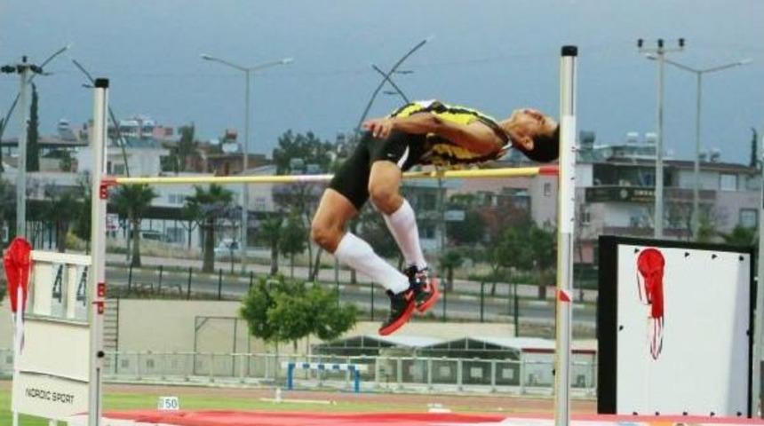 Denizlili Alperen 2.10'la Y&uuml;ksek Atlamada D&uuml;nya Şampiyonu