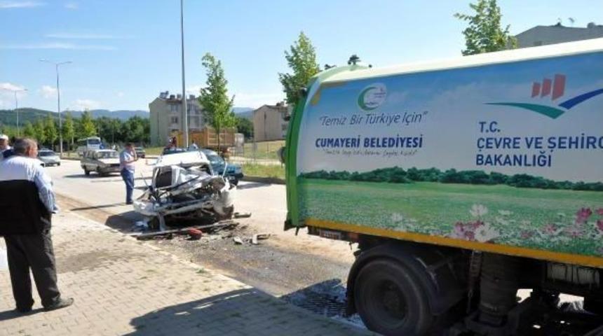Otomobil Yol Temizleme Aracına &Ccedil;arptı: 1 &Ouml;l&uuml;, 2 Yaralı