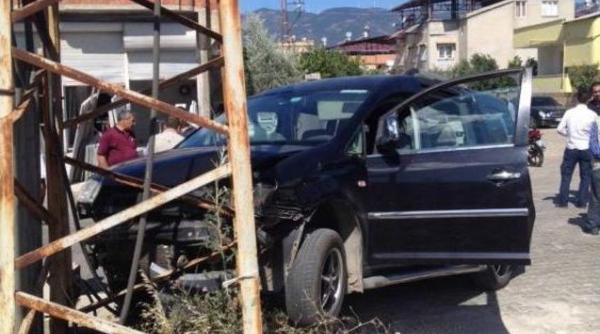 Elektrik Direğine &Ccedil;arpan Hafif Ticari Aracın S&uuml;r&uuml;c&uuml;s&uuml; Yaralandı