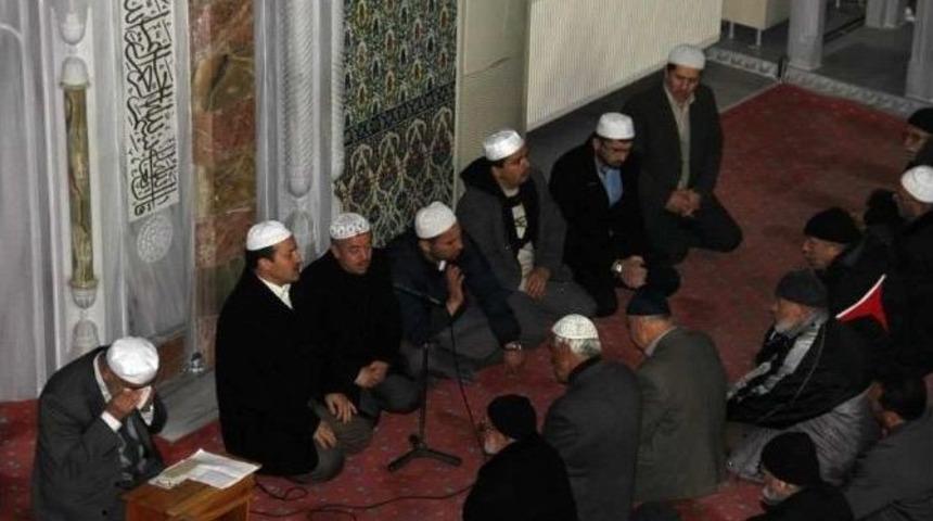 Ahmet Hamdi Akpınar İ&ccedil;in Mevlit Okutuldu