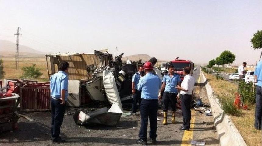 Van&rsquo;da Trafik Kazası: 1 &Ouml;l&uuml;, 4 Yaralı
