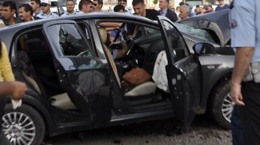 Ters Y&ouml;ne Giren Minib&uuml;s Polis Memurunun Otomobiline &Ccedil;arptı: 3 &Ouml;l&uuml;