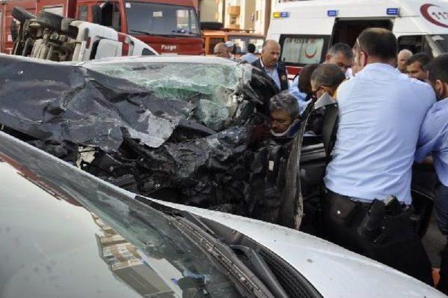 Ters Yöne Giren Minibüs Polis Memurunun Otomobiline Çarptı: 3 Ölü