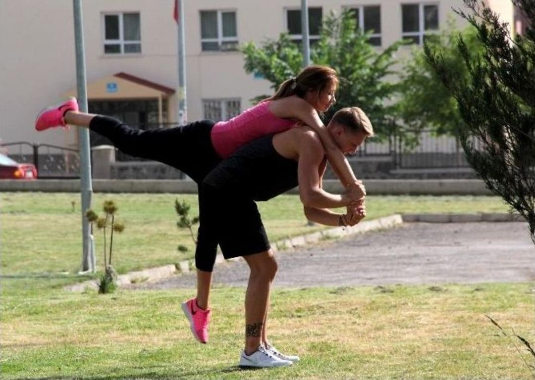 Rus &Ccedil;iftten &Ccedil;imler &Uuml;zerinde Artistik Buz Pateni Antrenmanı