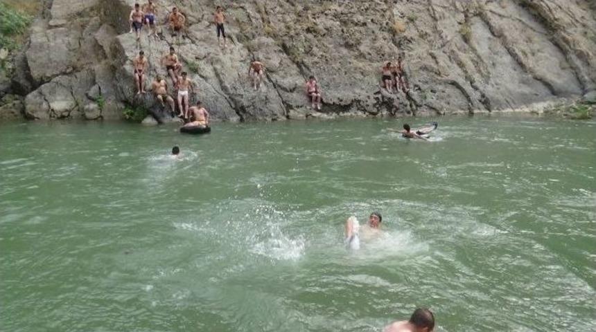 (&ouml;zel Haber) Hakkarili Gen&ccedil;ler Şine Deresini Plaja &Ccedil;evirdi