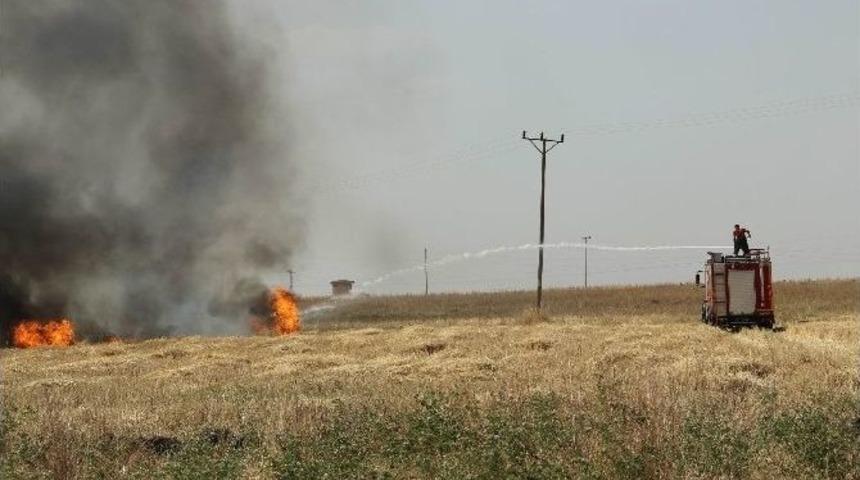 Anız Yangını S&uuml;r&uuml;c&uuml;lere Zor Anlar Yaşattı