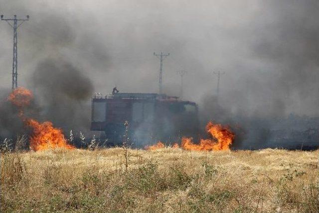 Anız Yangını Sürücülere Zor Anlar Yaşattı