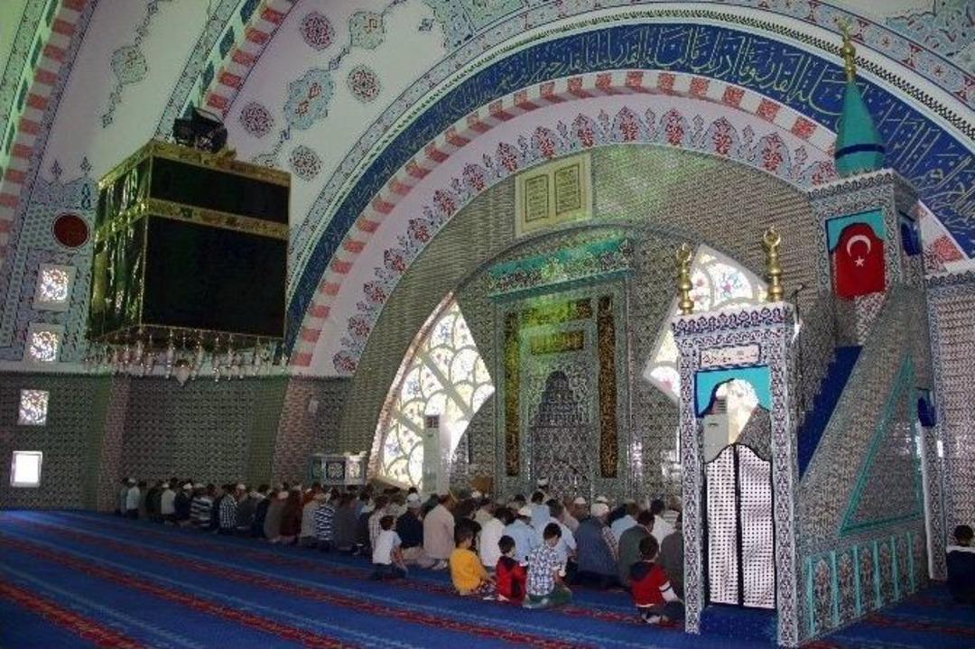 K&uuml;tahya Mekke Cami Ramazan&rsquo;da Da Dolap Taşıyor