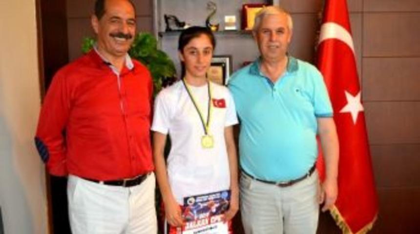 Başkan Toyran Balkan Şampiyonu &Ouml;zlem Avcı&rsquo;nın Başarısını Unutmadı