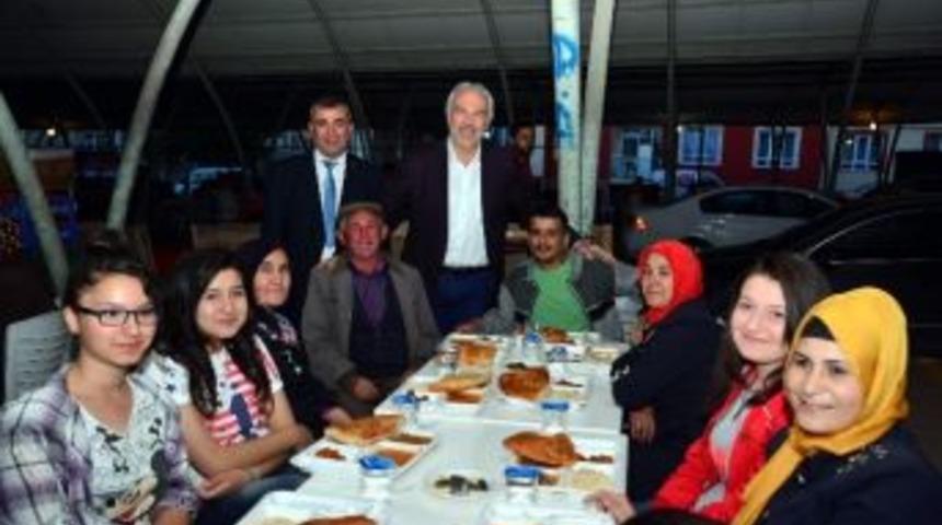 Yenidoğan Ve Yunus Emre&rsquo;de İftar