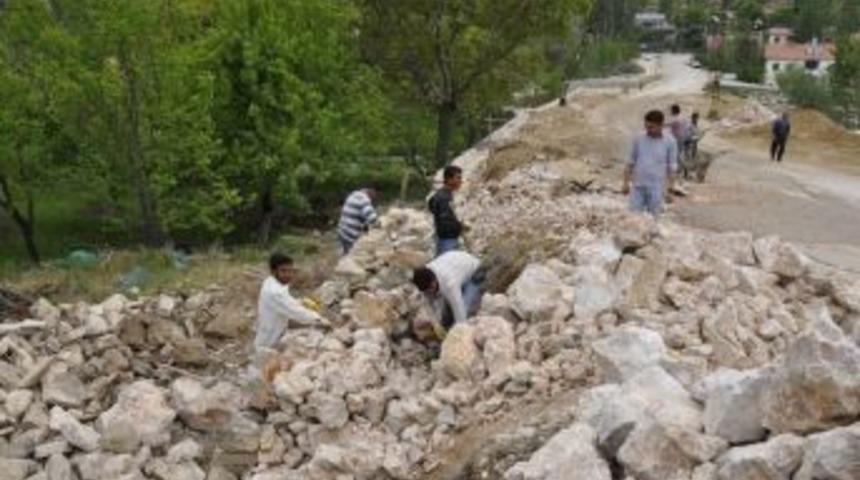 G&ouml;kpınar Yolu Taş Duvar &Ccedil;alışmaları Tamamlandı