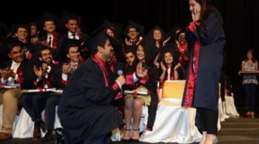 Mezuniyet T&ouml;reninde Evlenme Teklifi