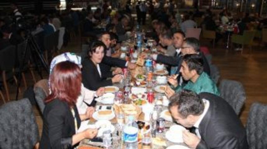 Hizmet İş Sendikası &Uuml;yelerine İftar Yemeği Verdi