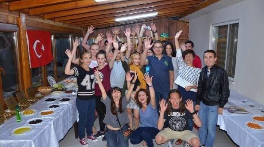 Avrupa&rsquo;Dan Gelen Gen&ccedil;lere Kına Ve Damat Tıraşı