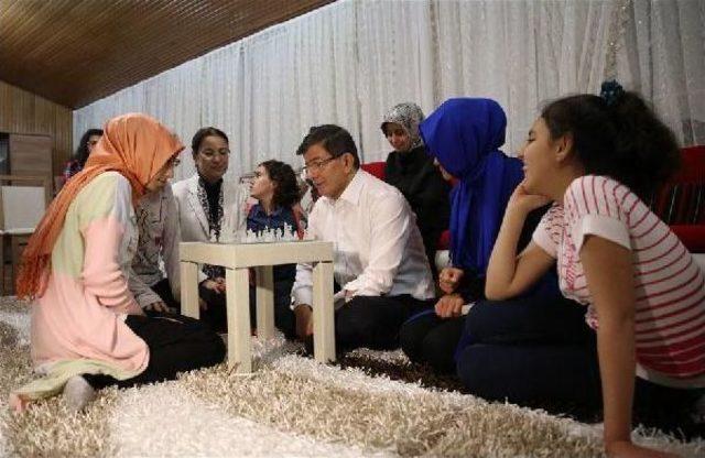 Başbakan Davutoğlu'ndan Başkent Çocuk Evi'ne Sürpriz Ziyaret