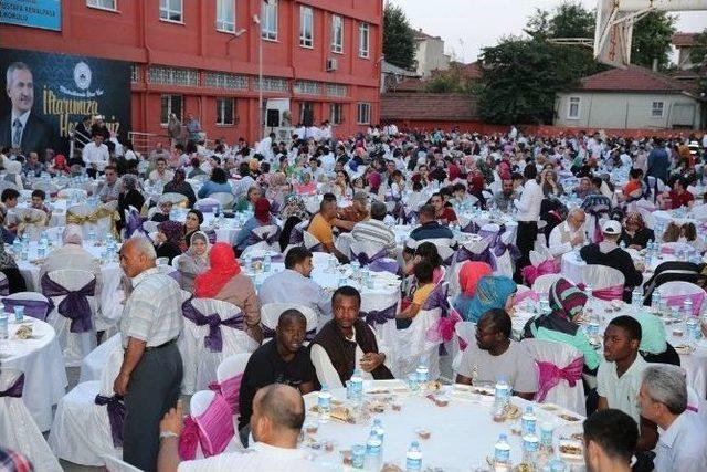 Adapazarı Belediyesi Üçüncü Halk İftarı Yeni Cami’de Yapıldı